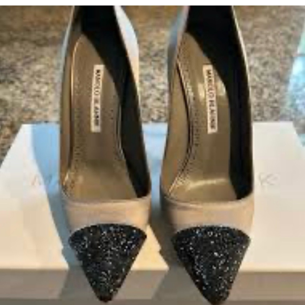 Manolo Blahnik Crystalbi pumps
Absolutely stunning!!! No box.. Dust bag only - Picture 6 of 17